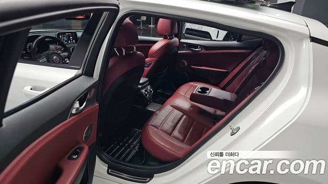 Kia Stinger 2018 — фото 12 из 20