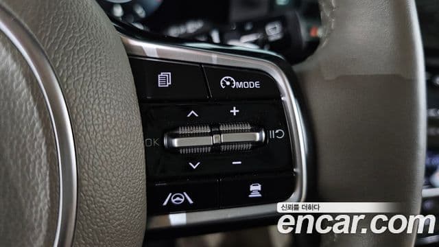 Kia Carnival 2021 — ფოტო 16/20