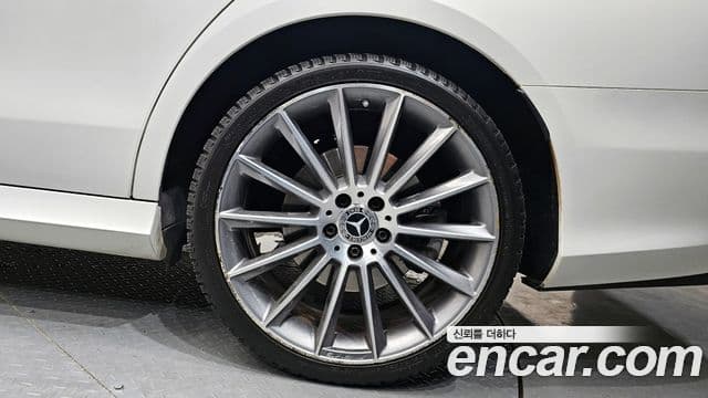 Mercedes-Benz E-Class 2022 — Photo 13/32