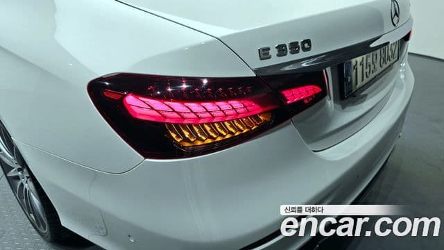 Mercedes-Benz E-Class 2022 — Photo 7/32