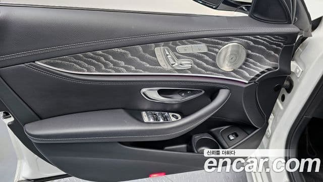 Mercedes-Benz E-Class 2022 — Photo 17/32