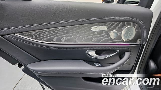 Mercedes-Benz E-Class 2022 — Photo 8/32