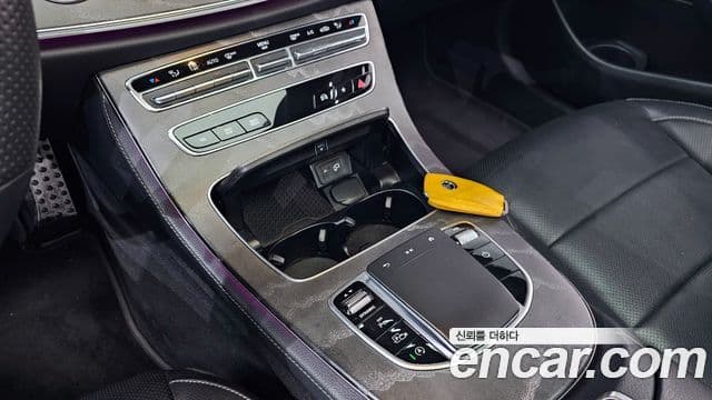 Mercedes-Benz E-Class 2022 — Photo 16/32