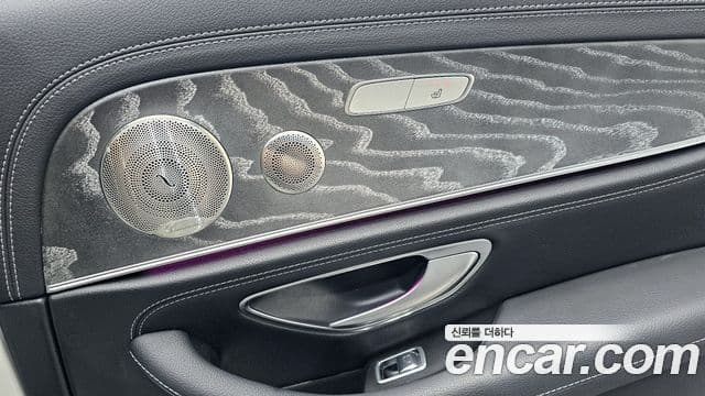 Mercedes-Benz E-Class 2022 — Photo 18/32