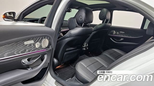 Mercedes-Benz E-Class 2022 — Photo 2/32