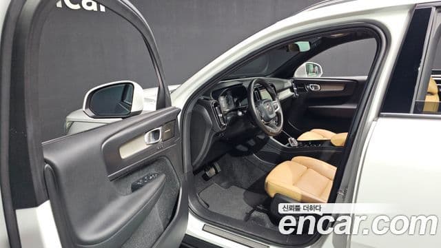 Volvo XC40 2020 — Şəkil 9/20