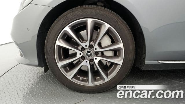 Mercedes-Benz E-Class 2018 — ფოტო 5/20