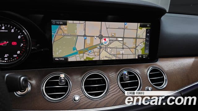 Mercedes-Benz E-Class 2018 — ფოტო 13/20
