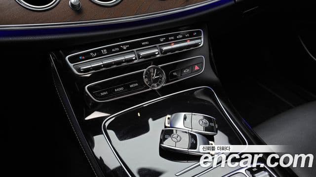 Mercedes-Benz E-Class 2018 — ფოტო 17/20