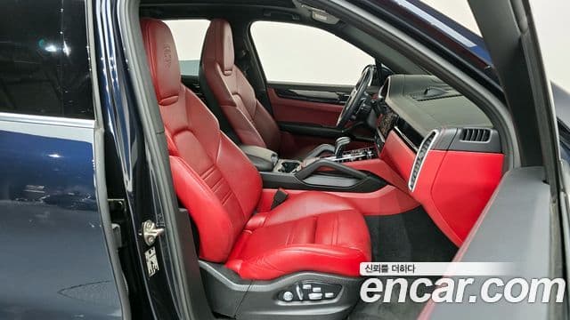 Porsche Cayenne 2019 — ფოტო 15/33