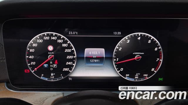 Mercedes-Benz E-Class 2019 — ფოტო 8/20