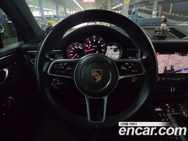 Porsche Macan 2019 — ფოტო 8/19