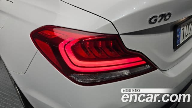 Genesis G70 2019 — Photo 15/32