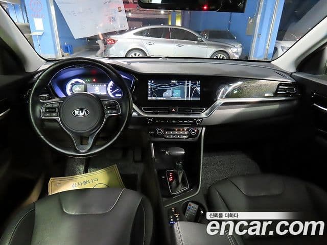 Kia Niro 2021 — ფოტო 13/20