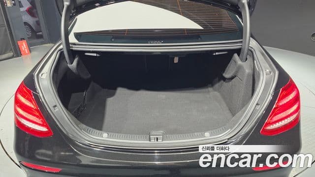 Mercedes-Benz E-Class 2020 — Фото 17/20