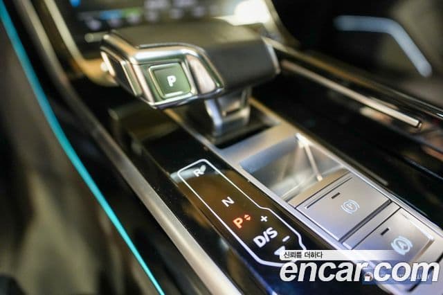 Audi A8 2021 — Şəkil 18/20
