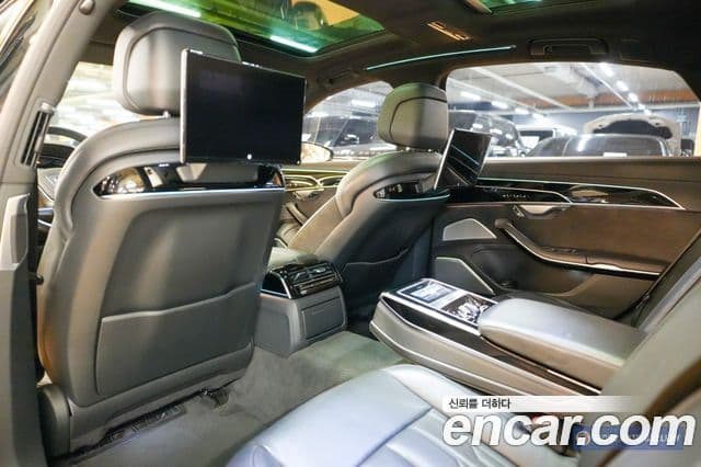 Audi A8 2021 — Şəkil 16/20