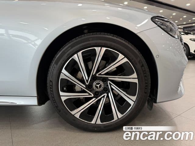 Mercedes-Benz E-Class 2024 — ფოტო 4/20