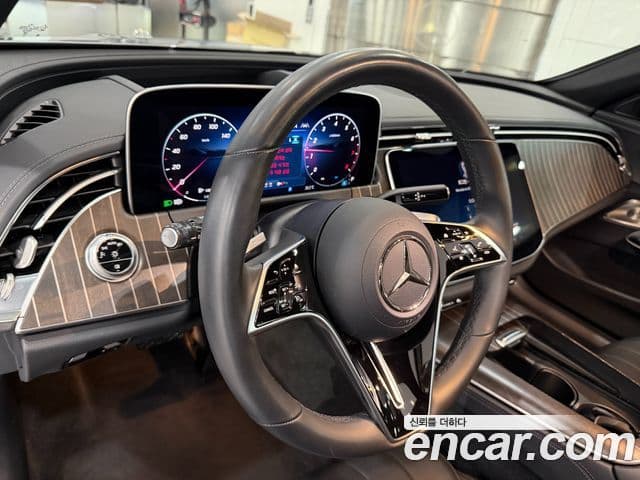Mercedes-Benz E-Class 2024 — ფოტო 15/20