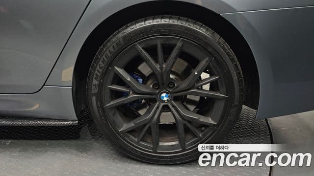 BMW 5 Series 2018 — ფოტო 29/32