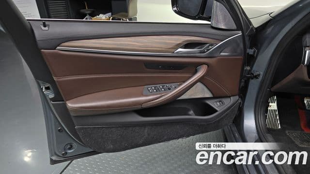 BMW 5 Series 2018 — ფოტო 19/32