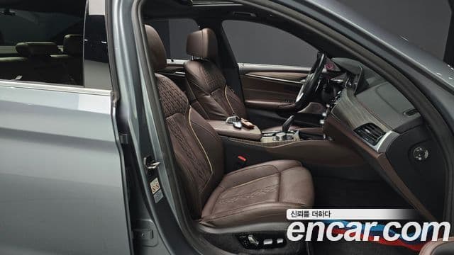 BMW 5 Series 2018 — ფოტო 16/32