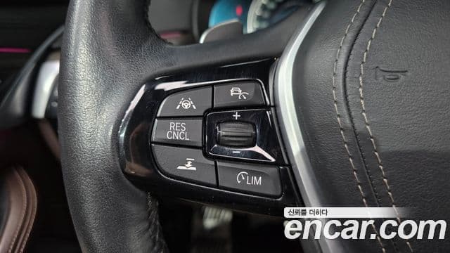 BMW 5 Series 2018 — ფოტო 24/32