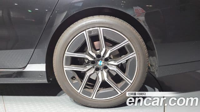BMW 7 Series 2023 — Photo 24/33
