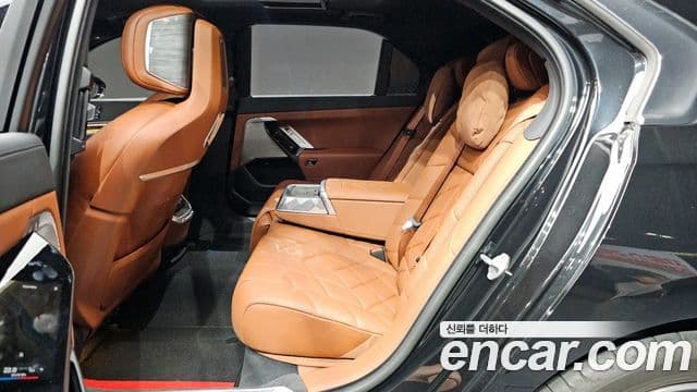 BMW 7 Series 2023 — Photo 9/33