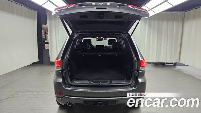Jeep Grand Cherokee 2019 — ფოტო 16/20
