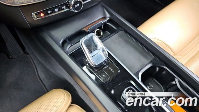 Volvo XC60 2022 — Şəkil 9/20