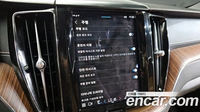 Volvo XC60 2022 — Şəkil 16/20