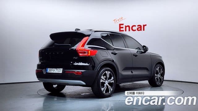 Volvo XC40 2020 — ფოტო 2/20