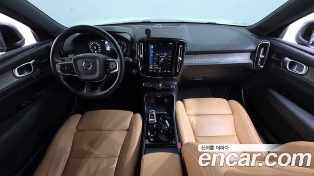 Volvo XC40 2020 — ფოტო 7/20