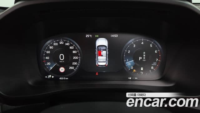 Volvo XC40 2020 — ფოტო 8/20
