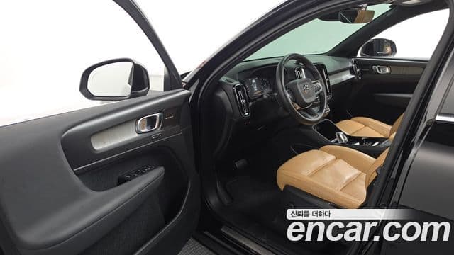 Volvo XC40 2020 — ფოტო 10/20
