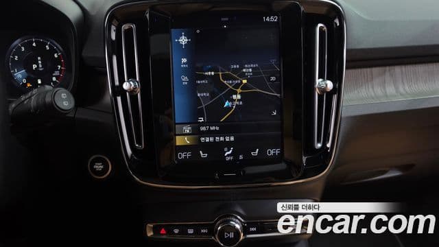 Volvo XC40 2020 — ფოტო 13/20