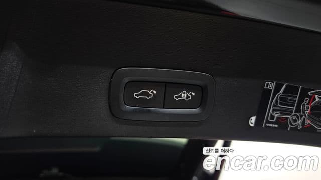 Volvo XC40 2020 — ფოტო 18/20