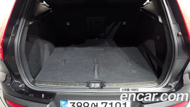 Volvo XC40 2020 — ფოტო 19/20