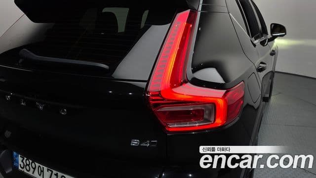 Volvo XC40 2020 — Photo 30/35
