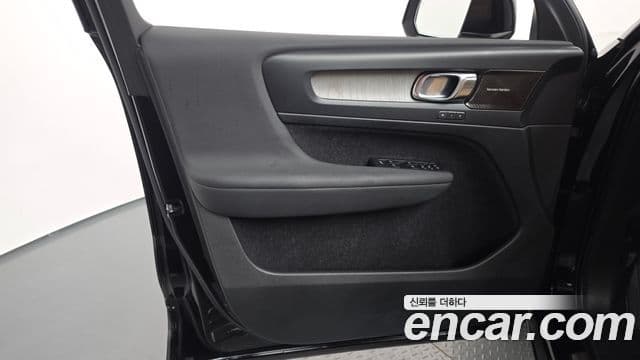 Volvo XC40 2020 — Photo 11/35