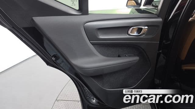 Volvo XC40 2020 — Photo 3/35