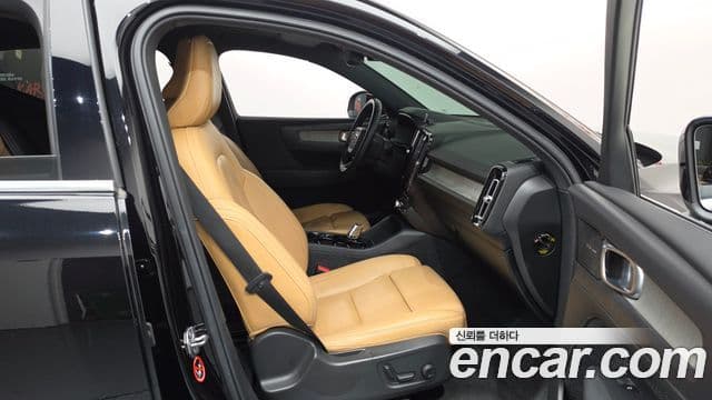 Volvo XC40 2020 — Photo 31/35