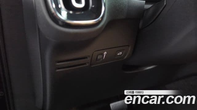 Volvo XC40 2020 — Photo 33/35
