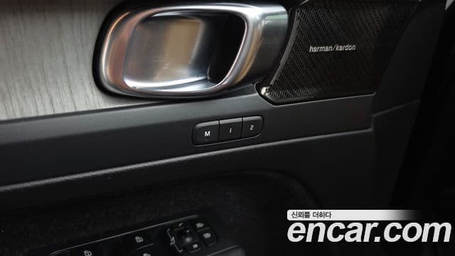 Volvo XC40 2020 — Photo 27/35