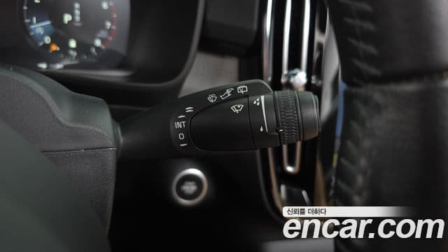 Volvo XC40 2020 — Photo 1/35
