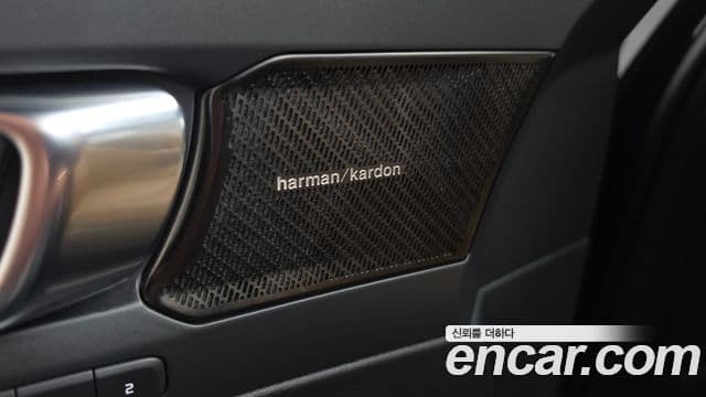 Volvo XC40 2020 — Photo 5/35