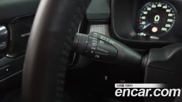 Volvo XC40 2020 — Photo 13/35