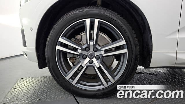 Volvo XC60 2020 — ფოტო 5/20