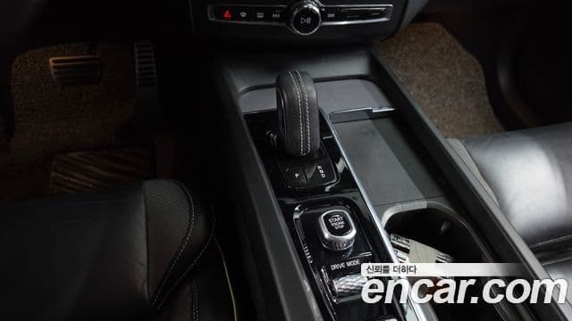 Volvo XC60 2020 — ფოტო 9/20